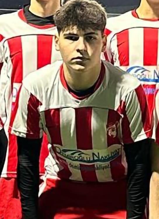 Hayatını kaybeden futbolcunun takım arkadaşları formasını imzalayıp mezarına bıraktı - Resim: 1