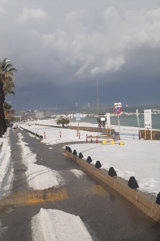 İzmir'in Çeşme ilçesinde Nisan ayında şaşırtan görüntü: Dolunun etkili olduğu yerde plajlar beyaza büründü - Resim: 11