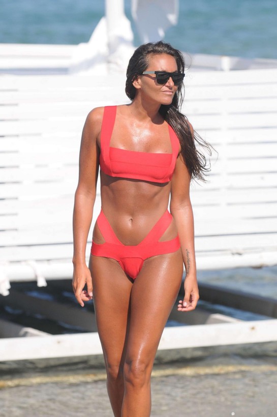 Eda Taşpınar pozuyla sosyal medyayı salladı! Bikini üstünü çıkardı yoruma kapattı - Resim: 2
