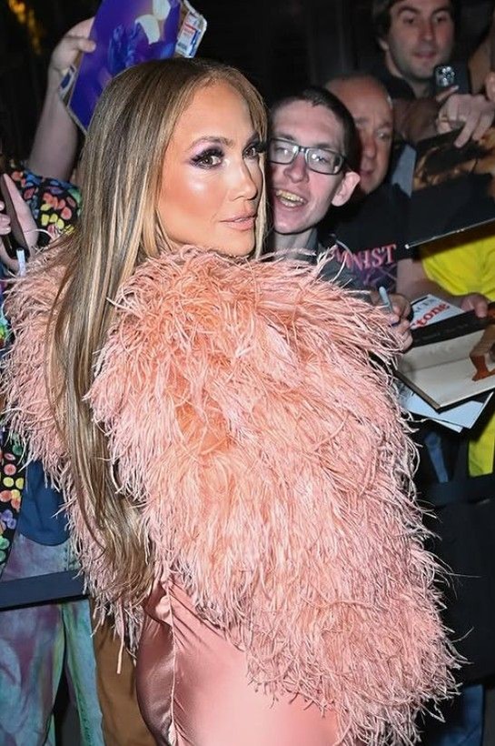 Jennifer Lopez kıyafetinin azizliğine uğradı! Elbisesi kayınca göğsü açıldı - Resim: 4