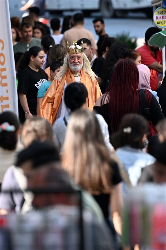'Adana Kralı' sokaklarda gönüllü olarak şehri tanıtıyor - Resim: 13
