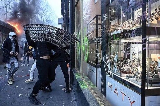 Macron köşeye sıkıştı! Kararları Fransa'yı birbirine kattı! 1 milyonun sokağa dökülmesi ülkeyi felç etti - Resim: 20