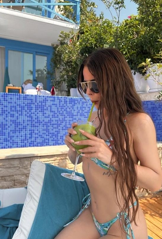 Simge Sağın çocuk bikinisi giydi! Pozları gündem odu - Resim: 9