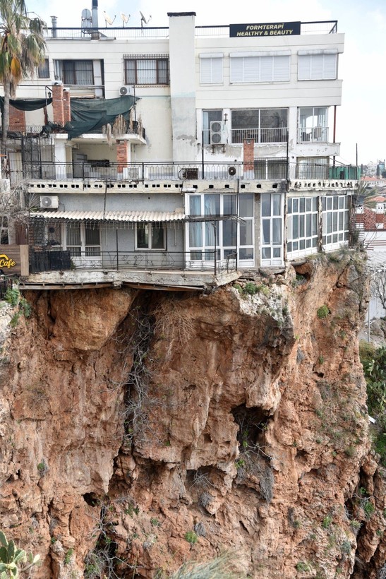 Görüntüler dehşete düşürdü: Antalya'da falezlerin yarıklar oluşturduğu kaya üzerinde ev! - Resim: 5