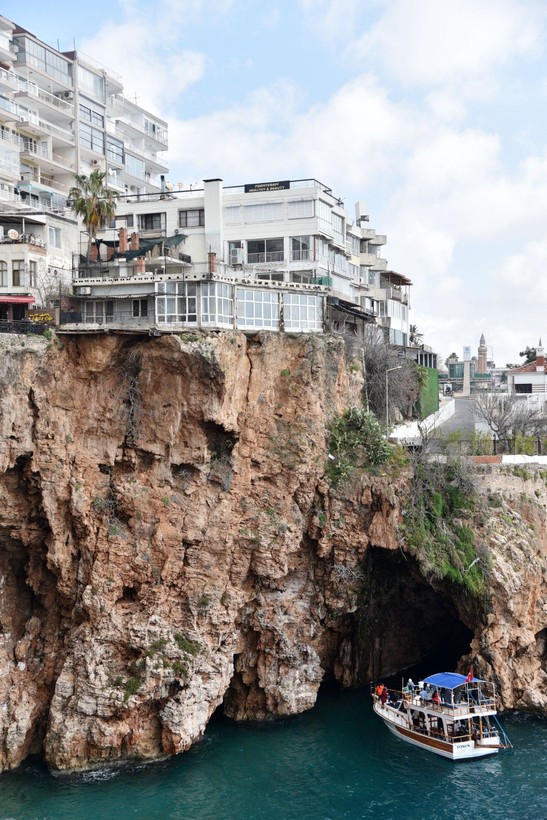 Görüntüler dehşete düşürdü: Antalya'da falezlerin yarıklar oluşturduğu kaya üzerinde ev! - Resim: 10