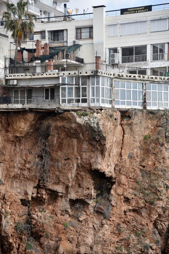 Görüntüler dehşete düşürdü: Antalya'da falezlerin yarıklar oluşturduğu kaya üzerinde ev! - Resim: 6