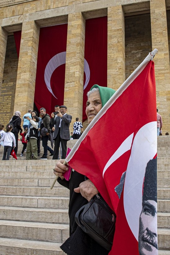 19 Mayıs coşkuyla kutlanıyor! Gençler Ata'nın huzurunda - Resim: 18