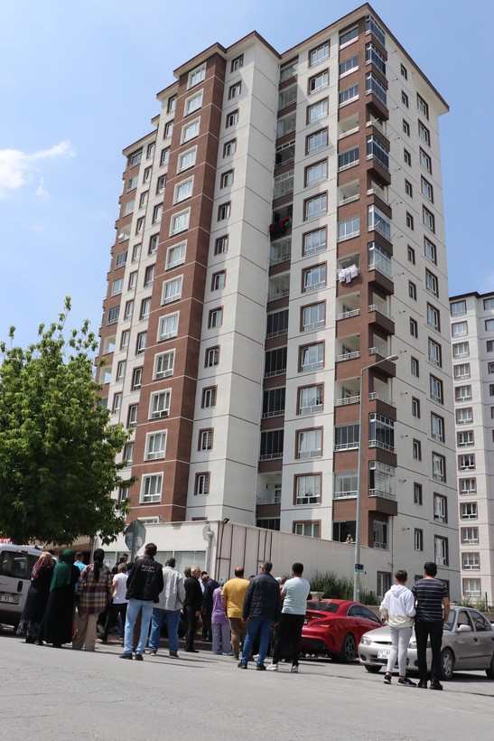 Kayseri'de facia! Çocuğunu kurtarmak isteyen anne kucağındaki çocuğu ile 13. kattan düştü: 3 ölü - Resim: 10