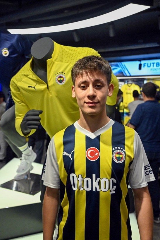 Beşiktaş ve Fenerbahçe yeni sezon formalarını tanıttı! Dikkat çeken detaylar - Resim: 14