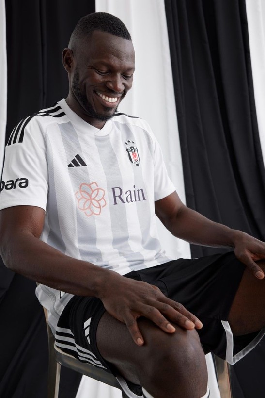 Beşiktaş ve Fenerbahçe yeni sezon formalarını tanıttı! Dikkat çeken detaylar - Resim: 22