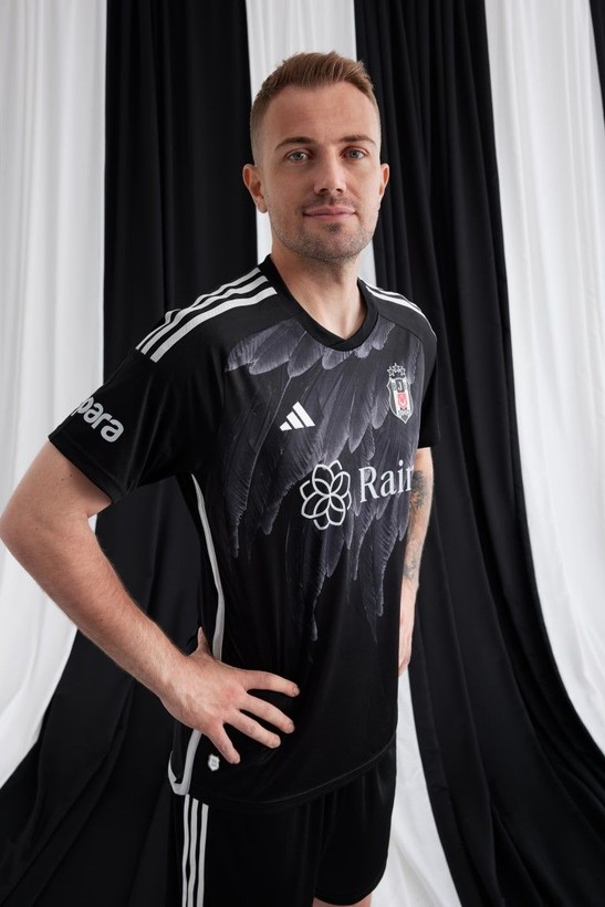 Beşiktaş ve Fenerbahçe yeni sezon formalarını tanıttı! Dikkat çeken detaylar - Resim: 3
