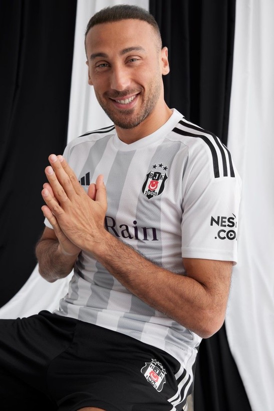 Beşiktaş ve Fenerbahçe yeni sezon formalarını tanıttı! Dikkat çeken detaylar - Resim: 4