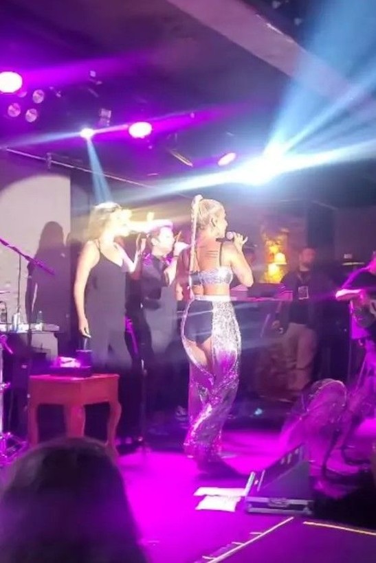 İrem Derici'nin sahne tarzı olay oldu! Sahnede arkasını dönünce seyirciler şaştı, kaldı! 'Kumaş yetmedi...' - Resim: 10
