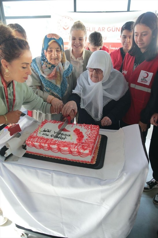Kızılay huzurevi sakinlerini unutmadı! Doğum gününü kutlaması - Resim: 8