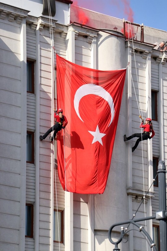Türkiye iliklerine kadar Cumhuriyet'i kutluyor! Nereye baksan kırmızı-beyaz! 🤍❤️Meydanlarda 7'den 70'e 100. yıl coşkusu - Resim: 161