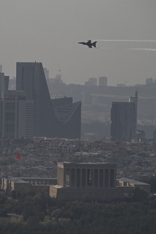 Türkiye iliklerine kadar Cumhuriyet'i kutluyor! Nereye baksan kırmızı-beyaz! 🤍❤️Meydanlarda 7'den 70'e 100. yıl coşkusu - Resim: 398