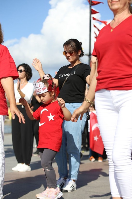 Türkiye iliklerine kadar Cumhuriyet'i kutluyor! Nereye baksan kırmızı-beyaz! 🤍❤️Meydanlarda 7'den 70'e 100. yıl coşkusu - Resim: 440