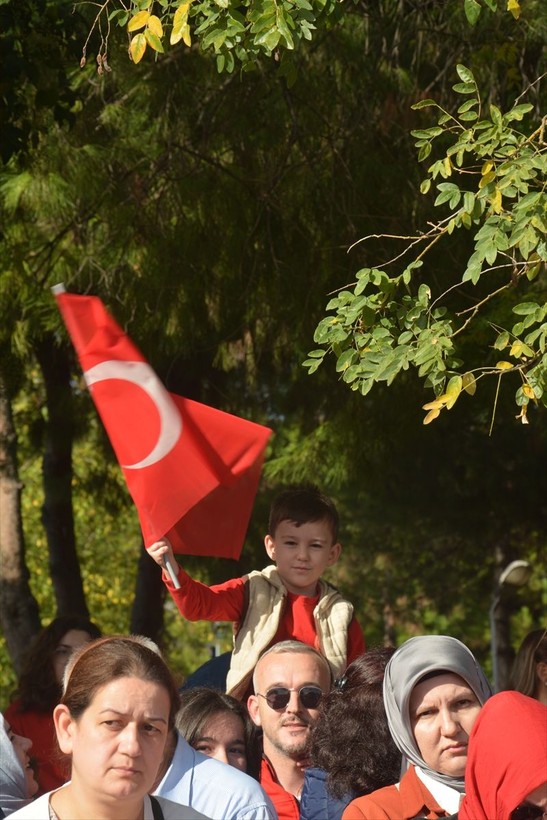 Türkiye iliklerine kadar Cumhuriyet'i kutluyor! Nereye baksan kırmızı-beyaz! 🤍❤️Meydanlarda 7'den 70'e 100. yıl coşkusu - Resim: 472