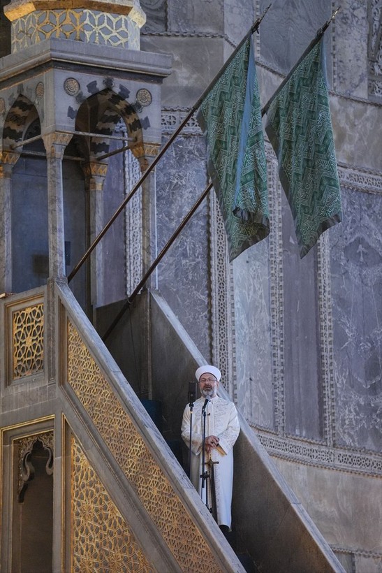 Diyanet İşleri Başkanı Ali Erbaş, Ayasofya'daki namazda hutbeye kılıçla çıktı - Resim: 10