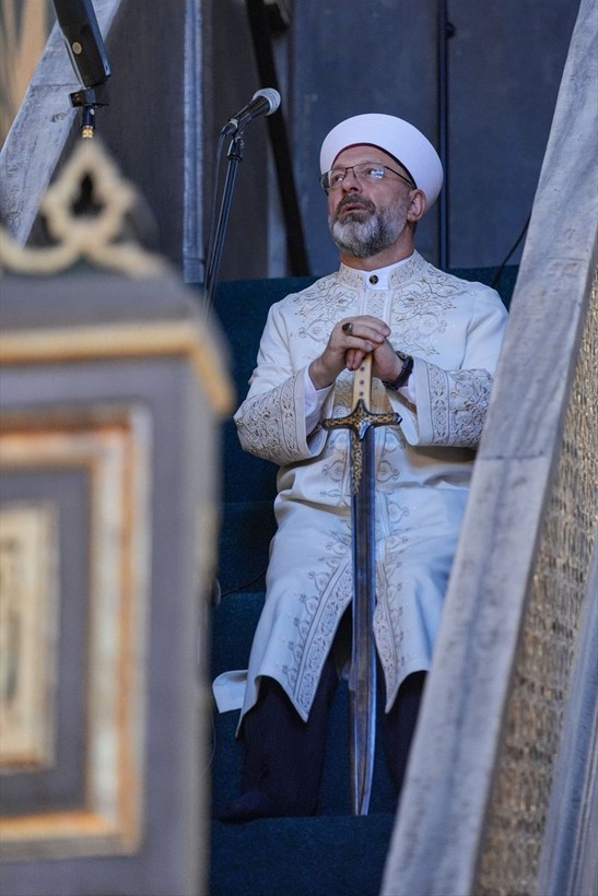 Diyanet İşleri Başkanı Ali Erbaş, Ayasofya'daki namazda hutbeye kılıçla çıktı - Resim: 6