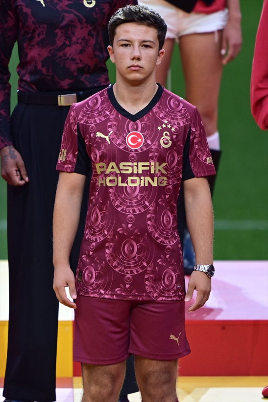 Galatasaray'da yeni sezon formalarını tanıtıldı - Resim: 1