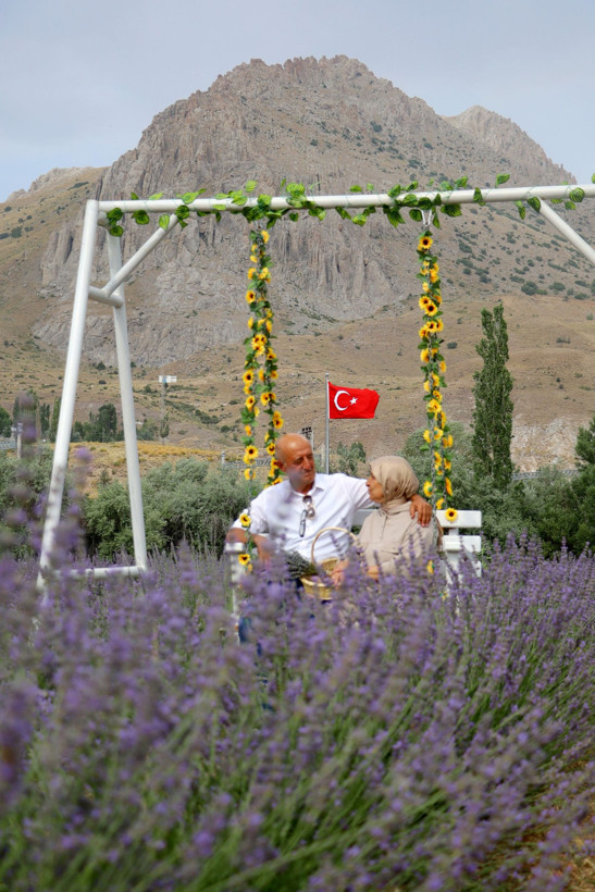 Aşık olduğu dağın eteğine lavanta bahçesi kurdu, kartpostallık görüntüler oluştu - Resim: 5