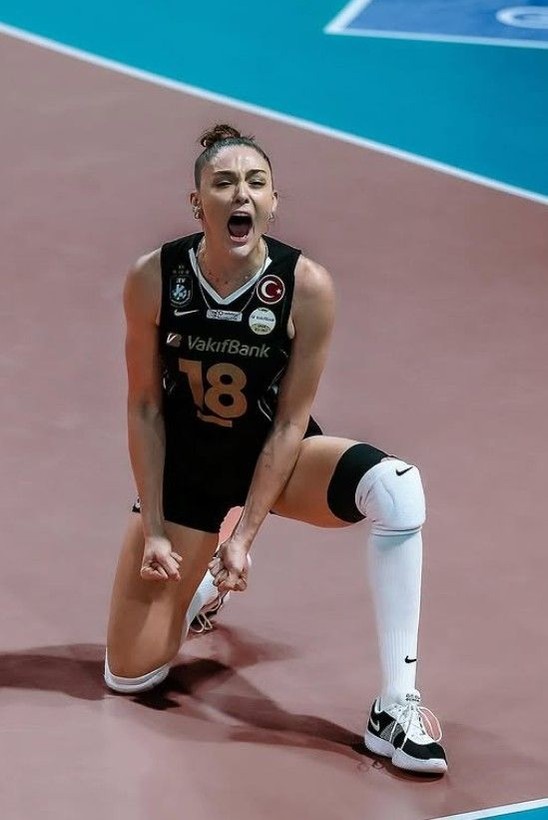 Kaptan Zehra Güneş'in Vegas çıkarması! Sütyen etek kombinine yorum yağdı - Resim: 6