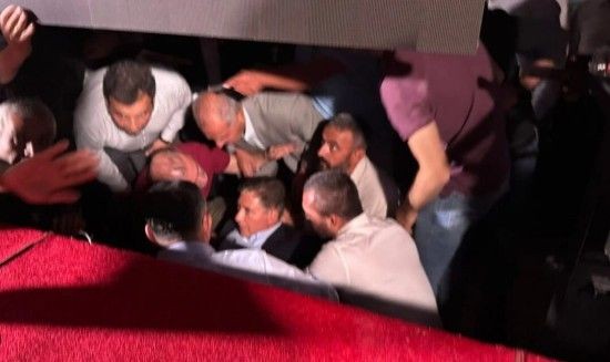 CHP Grup Başkanvekili Murat Emir sahneden inerken düştü! O anlar kamerada - Resim: 3