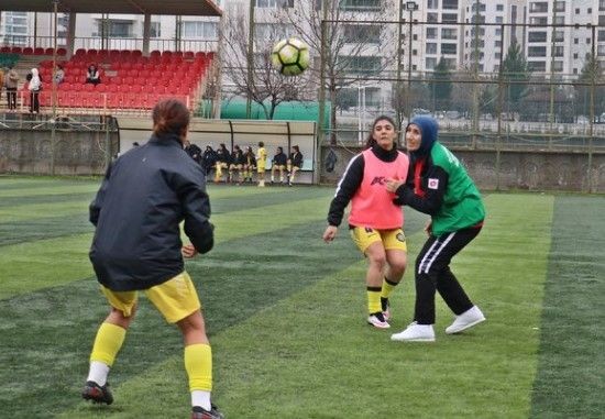 Azize Teyze 40'lı yaşların sonunda adım adım çocukluk hayaline kavuştu! 48 yaşında futbolcu, 54'te antrenör, 55'inde takımın başında - Resim: 7