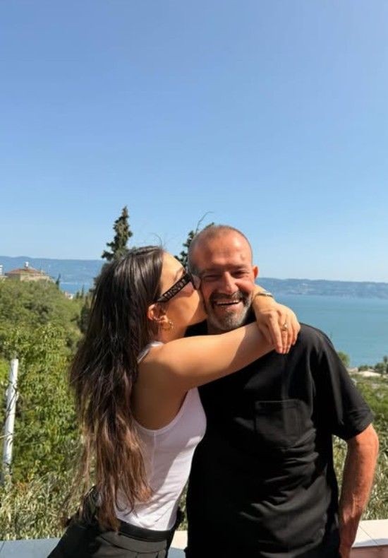 Demet Özdemir'in yıllar süren hasreti bitti! Baba-kız pozlarına beğeni yağdı - Resim: 8