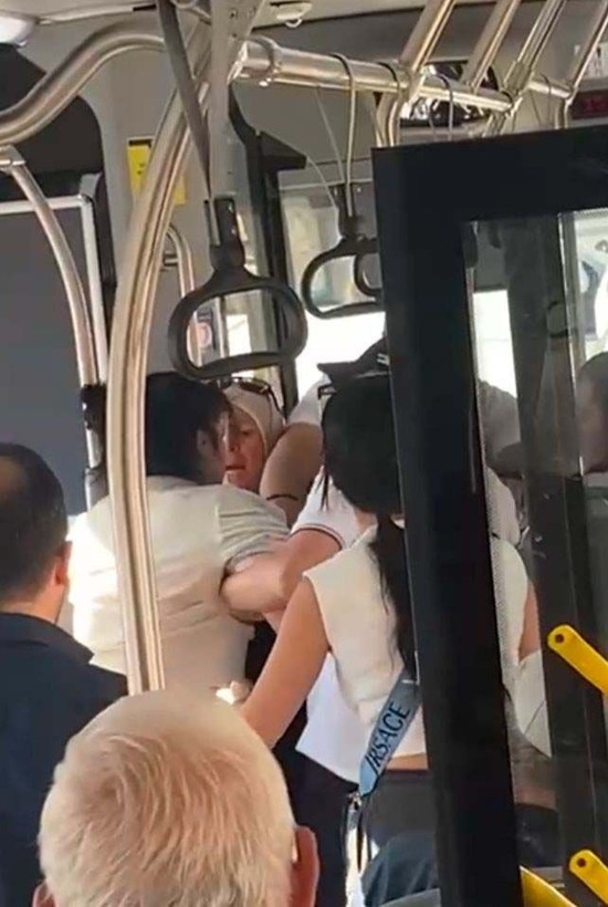 Çarşaflı anneye otobüste saldırı: Defolun bu ülkeden - Resim: 2