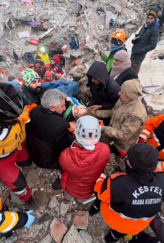 Depremin vurduğu 10 ilde arama kurtarma çalışmaları devam ederken sevindiren haberler geliyor - Resim: 11
