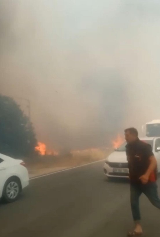 Tekirdağ'da 180 dönümlük buğday tarlası yandı! 3 kişi dumandan etkilendi - Resim: 4