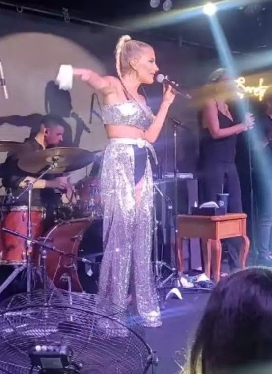 İrem Derici'nin sahne tarzı olay oldu! Sahnede arkasını dönünce seyirciler şaştı, kaldı! 'Kumaş yetmedi...' - Resim: 12