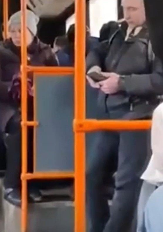 Sosyal medya bu görüntüleri konuşuyor! Otobüste gören şaştı kaldı! Vladimir Putin'in hık demiş burnundan düşmüş! - Resim: 3