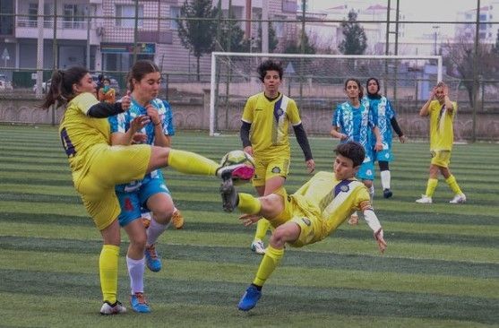 Azize Teyze 40'lı yaşların sonunda adım adım çocukluk hayaline kavuştu! 48 yaşında futbolcu, 54'te antrenör, 55'inde takımın başında - Resim: 6