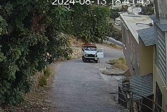 El freni boşalan cip uçuruma yuvarlandı! Eşini ve 1 yaşındaki kızını kurtarmak isteyen babanın çabası işe yaramadı - Resim: 1