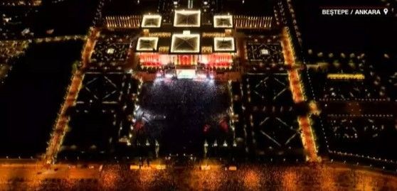 Ezber bozulmadı! Cumhurbaşkanı Recep Tayyip Erdoğan yüzbinlere balkon konuşmasını Külliye'den yaptı - Resim: 10