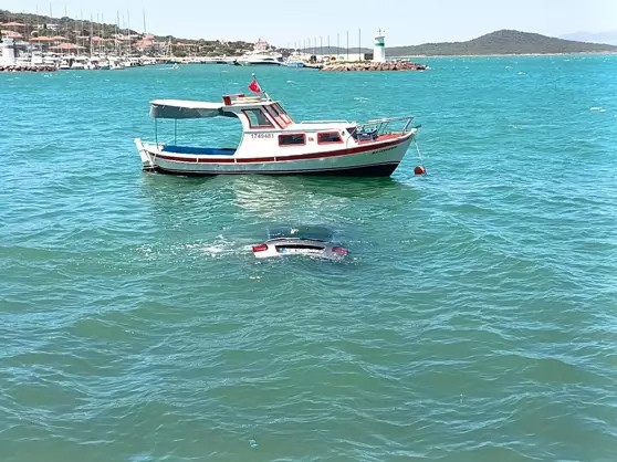Görenler şaşkınlığını gizleyemedi! Denize uçan otomobilinin üzerinde oturup yardım bekledi - Resim : 2