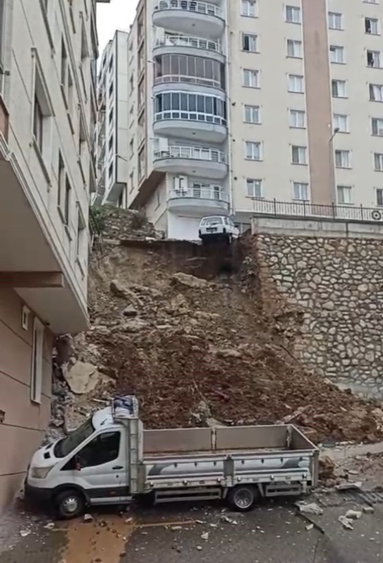 Son Dakika: Bursa Gemlik'te heyelan! İstinat duvarı 2 apartmanın üzerine çöktü - Resim: 6