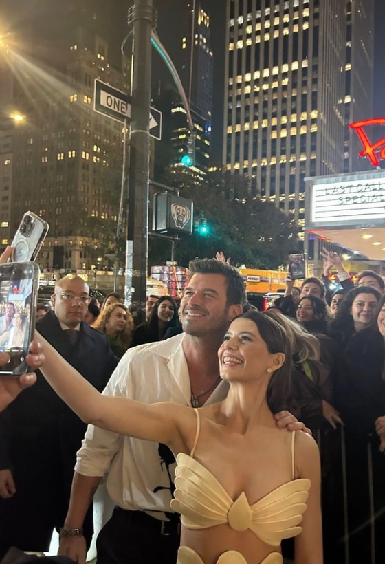 Beren Saat Kıvanç Tatlıtuğ ile olan sevişme sahnesi hakkında ilk kez konuştu - Resim: 12