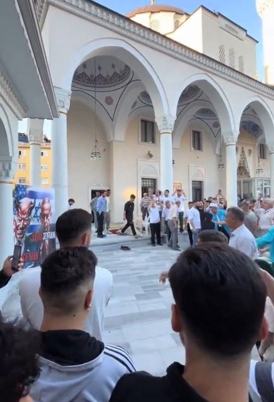 Bağcılar'da bayram namazında Gazze protestosu! Netanyahu ve Biden'ın olduğu pankartı taşladılar - Resim: 4