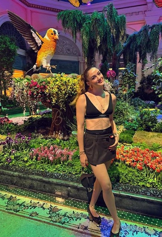Kaptan Zehra Güneş'in Vegas çıkarması! Sütyen etek kombinine yorum yağdı - Resim: 10