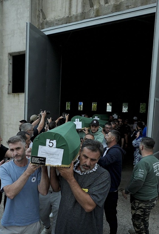Srebrenitsa soykırımının 30. yıl dönümü! 7 kurbanın cenazesi anıt mezarlığa taşındı - Resim: 15
