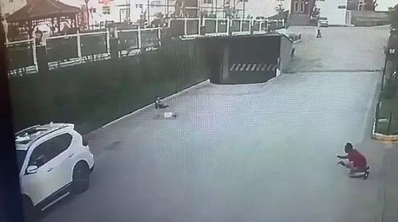 5 yaşındaki Alparslan oyun oynarken otoparktan çıkan aracın altında kalarak can verdi - Resim: 5