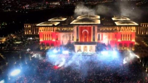 Ezber bozulmadı! Cumhurbaşkanı Recep Tayyip Erdoğan yüzbinlere balkon konuşmasını Külliye'den yaptı - Resim: 6