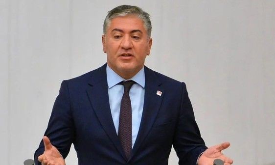 CHP Grup Başkanvekili Murat Emir sahneden inerken düştü! O anlar kamerada - Resim: 4