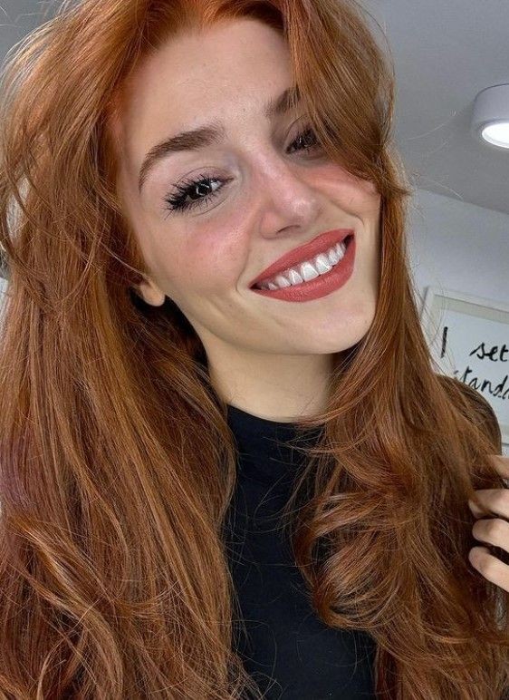 İmaj değişikliğiyle hayranlarını ikiye bölen Hande Erçel'den kızıl pozlar - Resim: 2