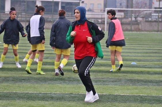 Azize Teyze 40'lı yaşların sonunda adım adım çocukluk hayaline kavuştu! 48 yaşında futbolcu, 54'te antrenör, 55'inde takımın başında - Resim: 15