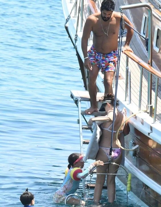Fahriye Evcen ile Burak Özçivit'in küçük oğlu Kerem ilk kez görüntülendi! Karan Özçivit'in kardeşi bakın kime benziyor? - Resim: 3